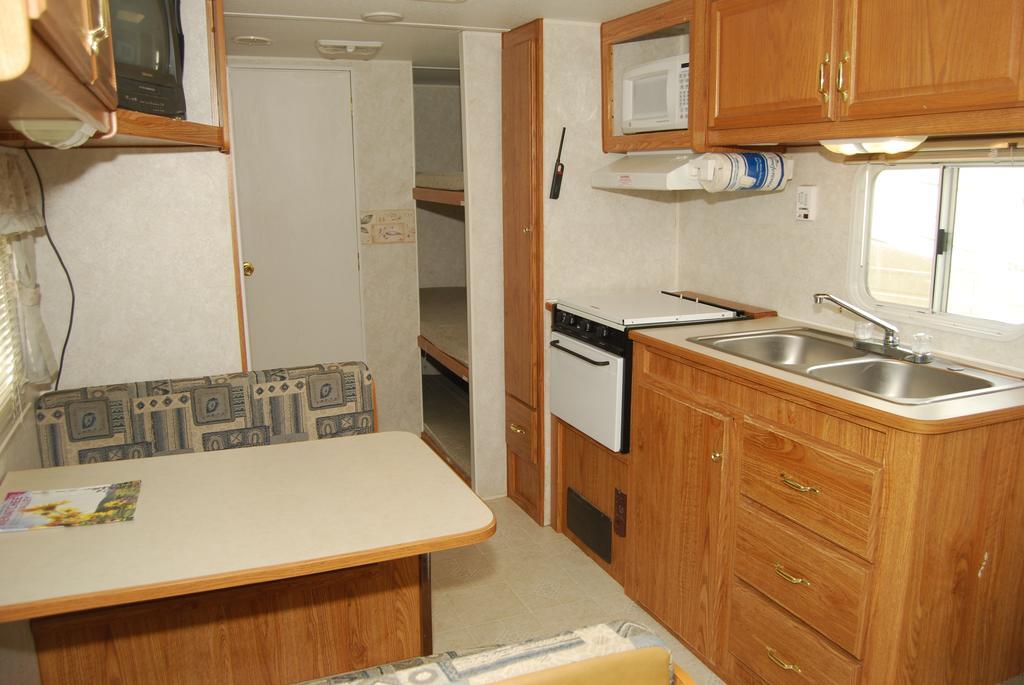 Crescent Bar Camping Resort Studio Cabin 1 Trinidad Luaran gambar